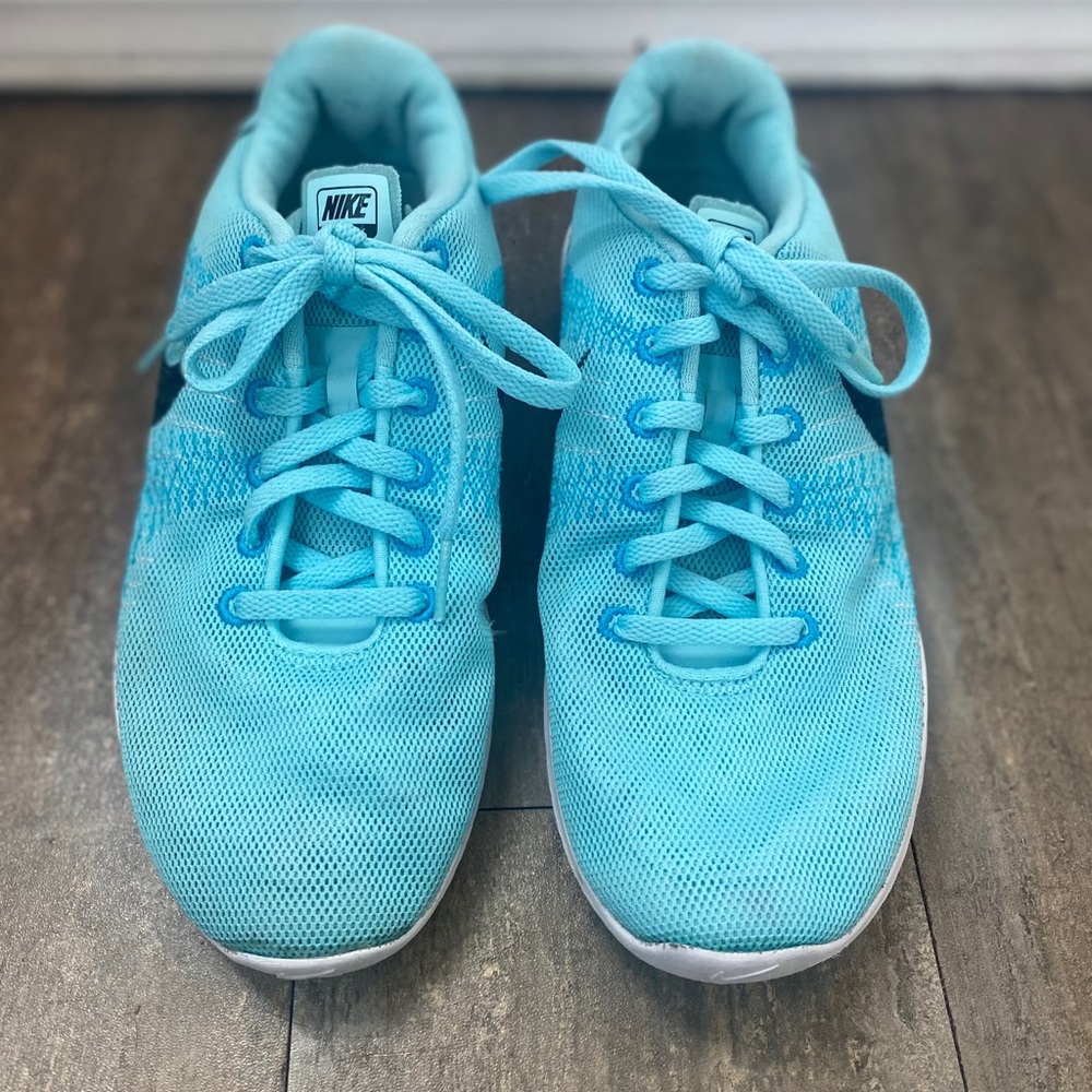 Turquoise Nike flyknit
